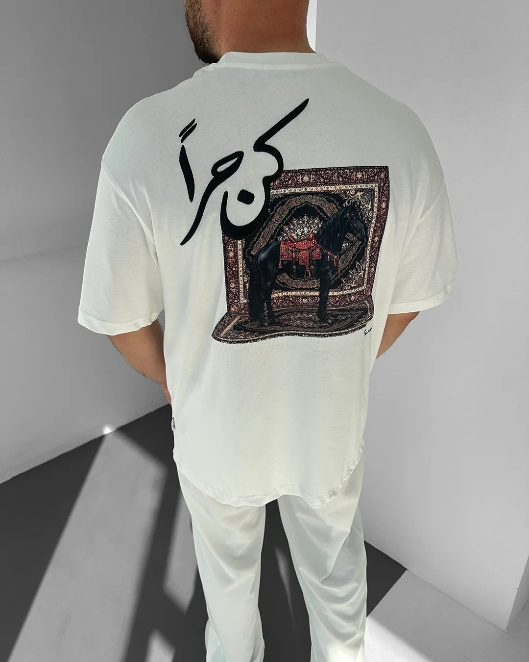 تيشيرت "كن حرًا " بلونين ( اسود ,ابيض ) نقش وتطريز 3D جودة عالية