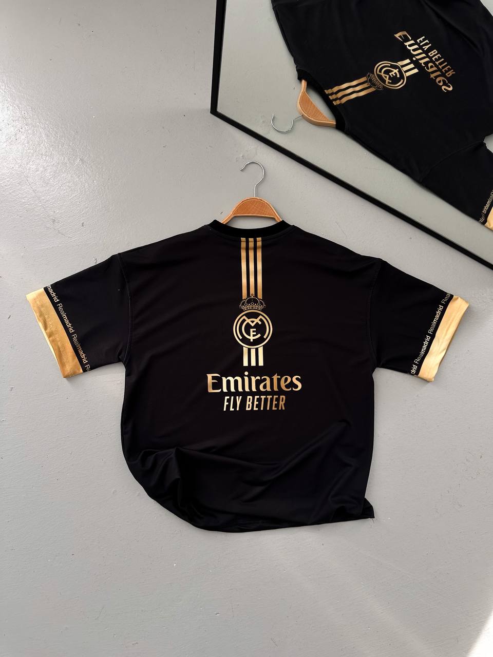 تيشيرت ريال مدريد باشرطة ذهبية ,قالب كبير ✅