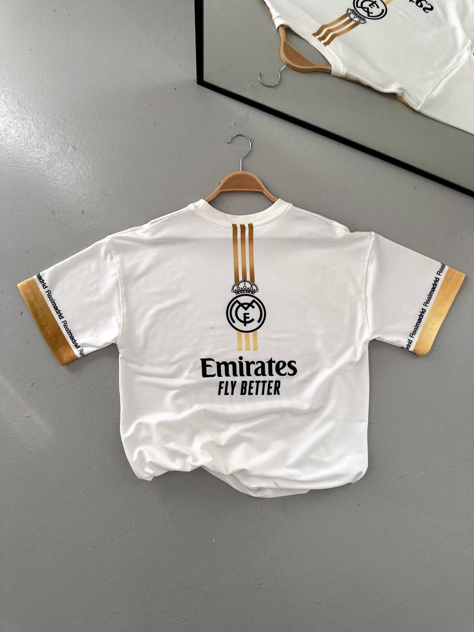 تيشيرت ريال مدريد باشرطة ذهبية ,قالب كبير ✅