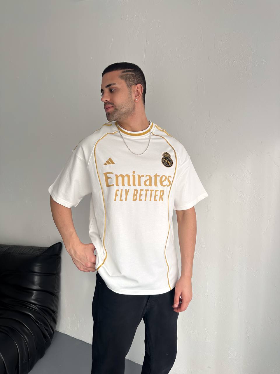 تيشيرت ريال مدريد خط ذهبي اديداس ابيض , قالب كبير✅